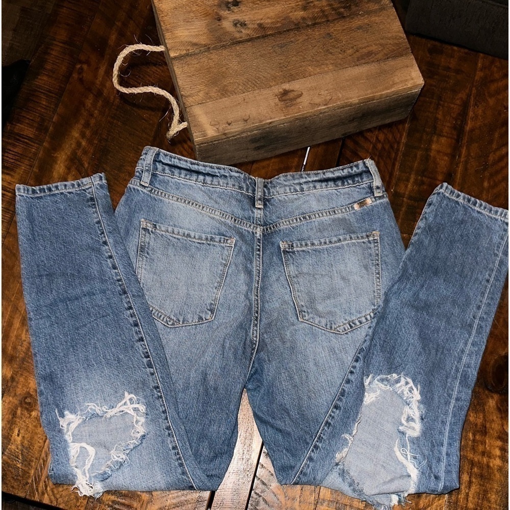 UEC KanCan Sz. 9/28
Kancan Women's Ultra High Rise Distressed Mom Jeans - Picture 8 of 14